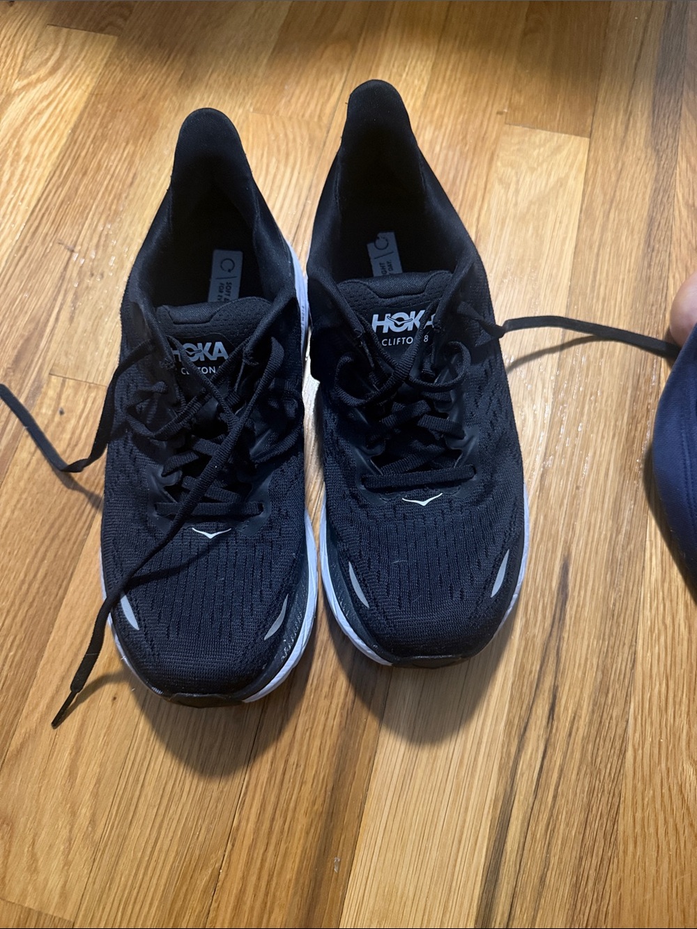 Woman’s hokas Clifton 8